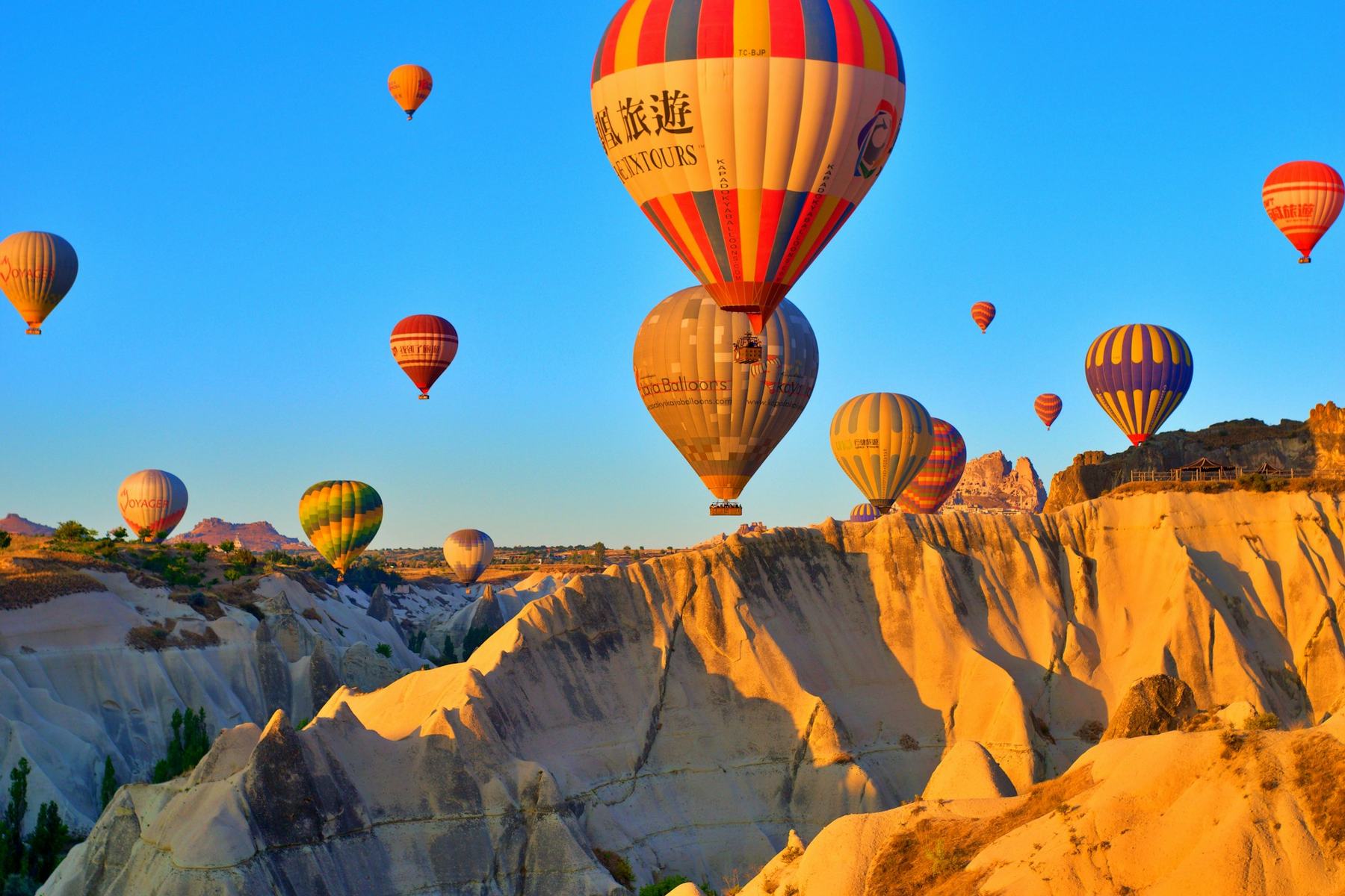 Kapadokya’da gün doğumunda sıcak hava balonları