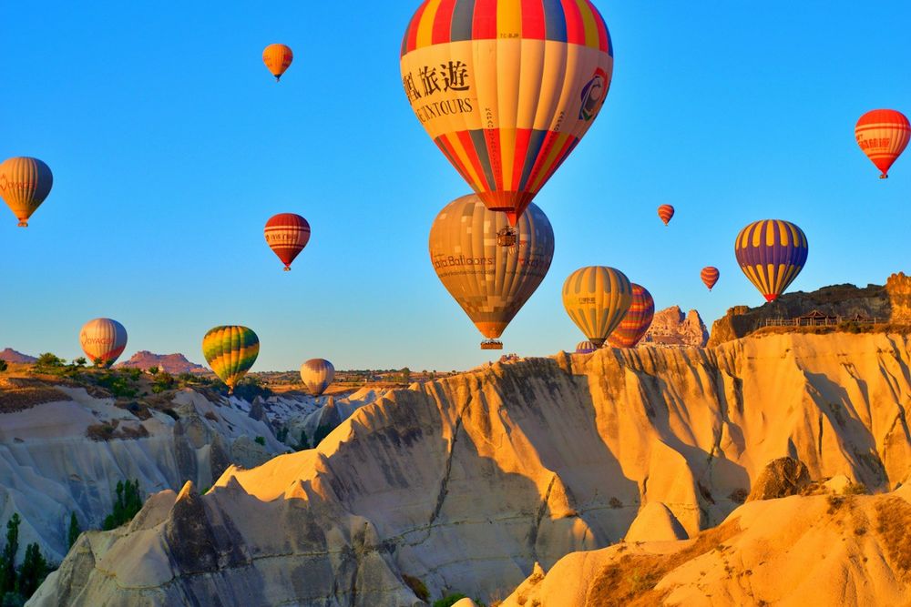 Kapadokya’da gün doğumunda sıcak hava balonları